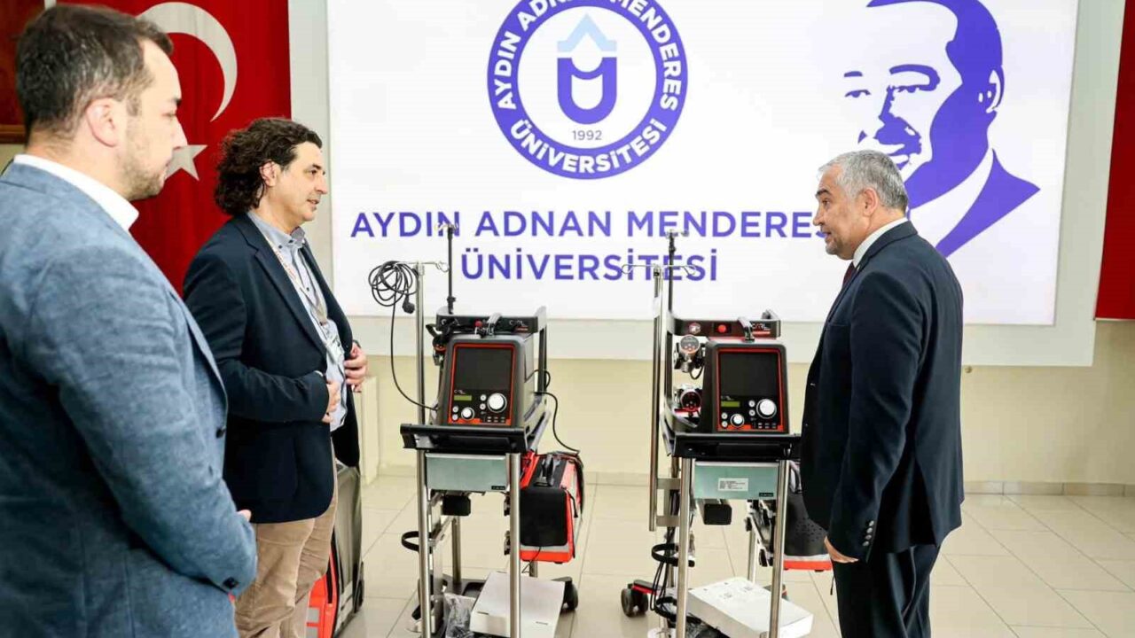 AYDIN ADNAN MENDERES ÜNİVERSİTESİ’NDE UYGULANMAYA BAŞLANACAK CARL SİSTEMİ, ANİ KALP DURMASI GİBİ KRİTİK VAKALARDA UZUN SÜRE OKSİJENSİZ KALAN VÜCUDUN VE ÖZELLİKLE BEYNİN KONTROLLÜ ŞEKİLDE KORUNMASINA YÖNELİK YENİ BİR MÜDAHALE İMKANI SUNACAK.