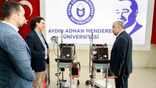 AYDIN ADNAN MENDERES ÜNİVERSİTESİ’NDE UYGULANMAYA BAŞLANACAK CARL SİSTEMİ, ANİ KALP DURMASI GİBİ KRİTİK VAKALARDA UZUN SÜRE OKSİJENSİZ KALAN VÜCUDUN VE ÖZELLİKLE BEYNİN KONTROLLÜ ŞEKİLDE KORUNMASINA YÖNELİK YENİ BİR MÜDAHALE İMKANI SUNACAK.