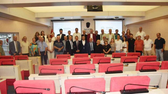 MANİSA KENT KONSEYİ OLAĞAN SEÇİMLİ GENEL KURULU’NDA MEVCUT BAŞKAN HAKKI BAYRAKTAR, YENİDEN BAŞKANLIĞA SEÇİLDİ. BAYRAKTAR VE YENİ YÜRÜTME KURULU ÜYELERİ 3 YILLIĞINA GÖREV YAPACAK.