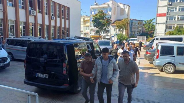 AYDIN’IN EFELER İLÇESİNDE LİSENİN ÇEVRESİNDE POMPALI TÜFEKLE DOLAŞTIKLARI İDDİA EDİLEN İKİ ŞÜPHELİ İLE SİLAHI SATTIĞI ÖNE SÜRÜLEN BİR KİŞİ, POLİS EKİPLERİNİN ÇALIŞMASI SONUCU YAKALANIRKEN, EMNİYETTEKİ İŞLEMLERİNİN ARDINDAN ADLİYEYE SEVK EDİLEN 3 ŞÜPHELİ TUTUKLANDI.