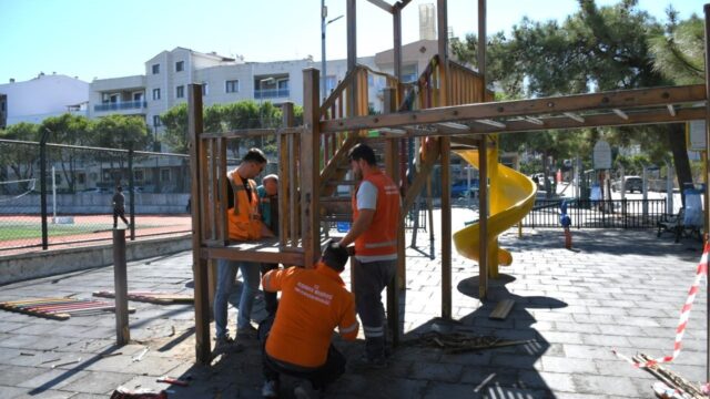 KUŞADASI’NDA ÇOCUKLARIN OYUN ALANLARI YENİLENİYOR