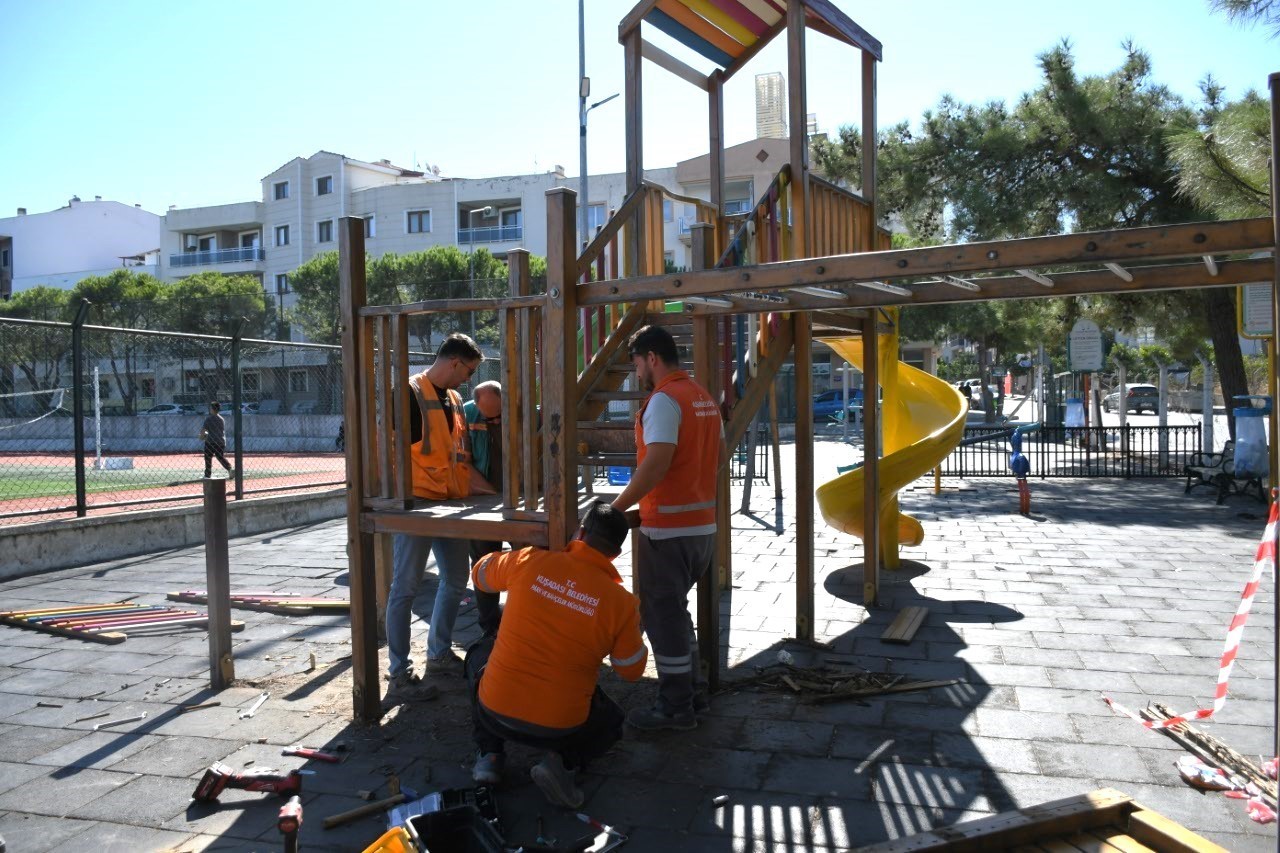 Kuşadası’nda çocukların oyun alanları yenileniyor