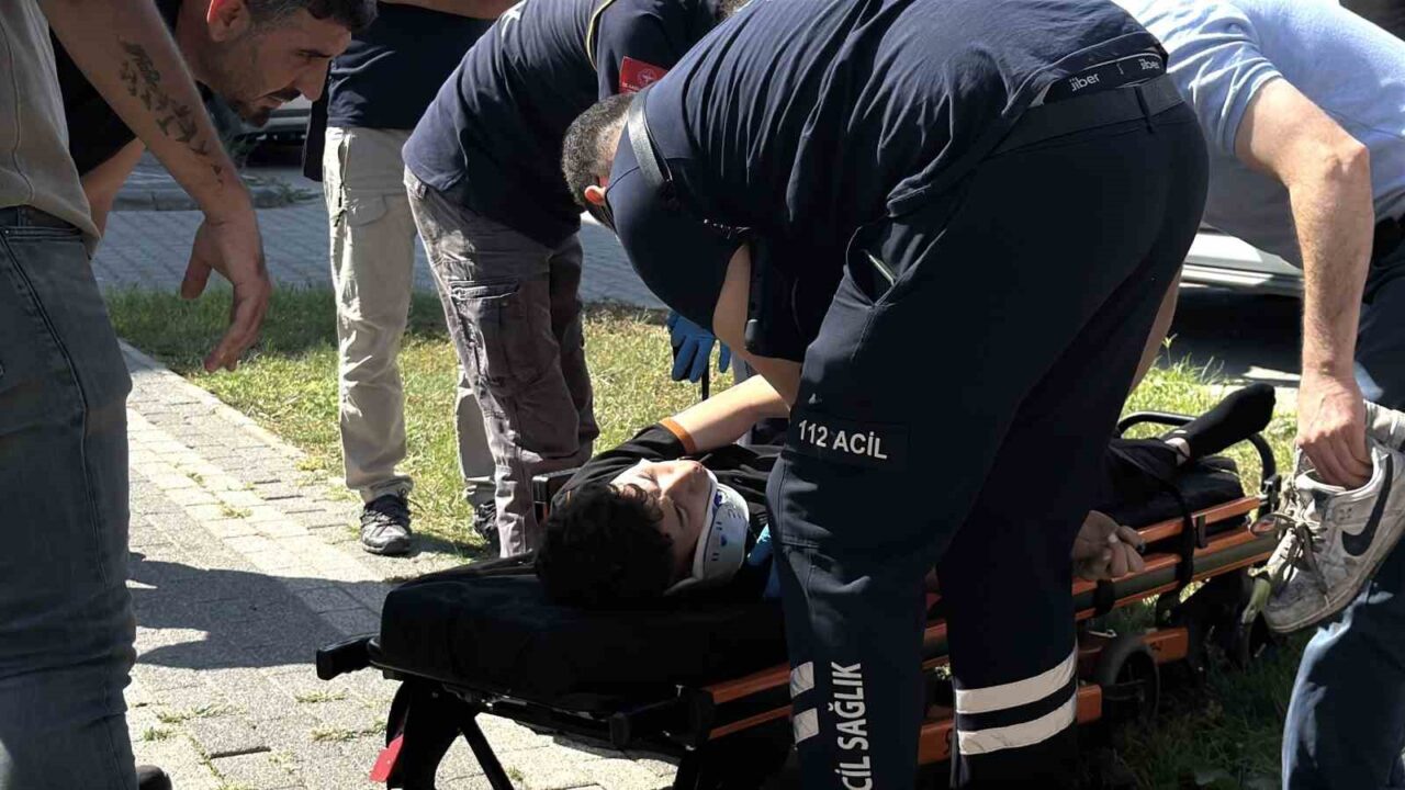 MUĞLA’NIN MENTEŞE İLÇESİNDE U.Ö. İSİMLİ GENÇ MOTOSİKLET SÜRÜCÜSÜ, ÖNÜNDE SOLA DÖNÜŞ YAPMAK İSTEYEN OTOMOBİLE ARKADAN ÇARPTI.