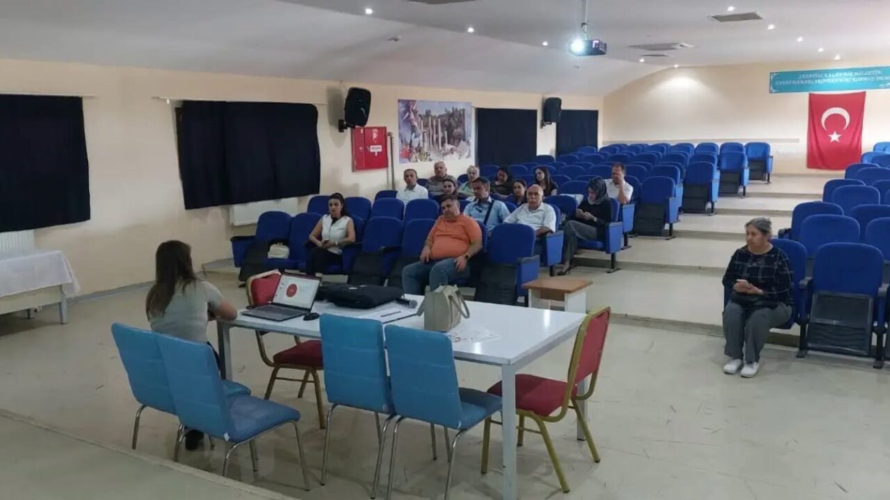 AYDIN’IN SULTANHİSAR İLÇESİNDE, KURUMLARINDA REHBER ÖĞRETMEN BULUNMAYAN OKULLARIN İDARECİLERİNE YÖNELİK REHBERLİK HİZMETLERİ KONUSUNDA BİLGİLENDİRME GERÇEKLEŞTİRİLDİ.
