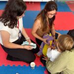 EFELER BELEDİYESİ OTİZM YAŞAM MERKEZİ’NDE YÜRÜTÜLEN PROJE KAPSAMINDA, BESLENME VE DUYUSAL SORUNLAR YAŞAYAN 2-5 YAŞ ARASINDAKİ OTİZMLİ ÇOCUKLARIN EBEVEYNLERİNE FARKLI DİSİPLİNLERDEN UZMANLAR TARAFINDAN EĞİTİM VERİLİYOR.