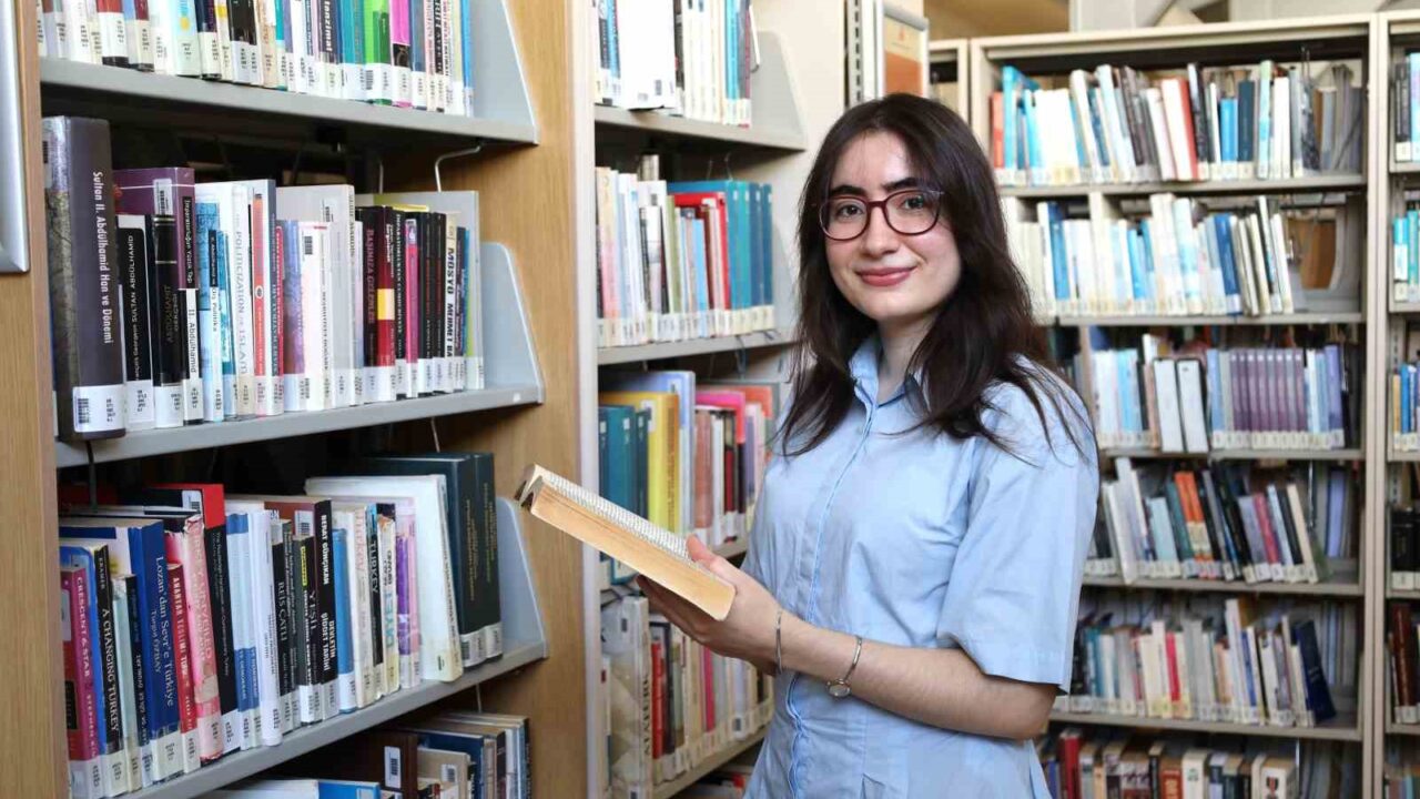 İZMİR EKONOMİ ÜNİVERSİTESİ (İEÜ) MEZUNU BERRA OKUDURLAR, ŞİİRE DÜNYA GENELİNDE DAHA FAZLA ÖNEM VERİLMESİ GEREKTİĞİNİ KONU ALAN İNGİLİZCE MAKALESİYLE AVRUPA’NIN ZİRVESİNE ÇIKTI.