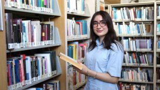 İZMİR EKONOMİ ÜNİVERSİTESİ (İEÜ) MEZUNU BERRA OKUDURLAR, ŞİİRE DÜNYA GENELİNDE DAHA FAZLA ÖNEM VERİLMESİ GEREKTİĞİNİ KONU ALAN İNGİLİZCE MAKALESİYLE AVRUPA’NIN ZİRVESİNE ÇIKTI.