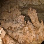 AYDIN’IN KUŞADASI İLÇESİNDE, İÇERİSİNDEKİ ASLAN GÖRÜNÜMÜNDEKİ DİKİT NEDENİYLE “ASLANLI MAĞARASI” OLARAK ADLANDIRILAN DOĞAL OLUŞUM, 110 METRELİK YAPISI, SARKIT VE DİKİTLERİYLE DİKKAT ÇEKERKEN, İLÇENİN GİZLİ HAZİNESİ TURİZME KAZANDIRILMAYI BEKLİYOR.