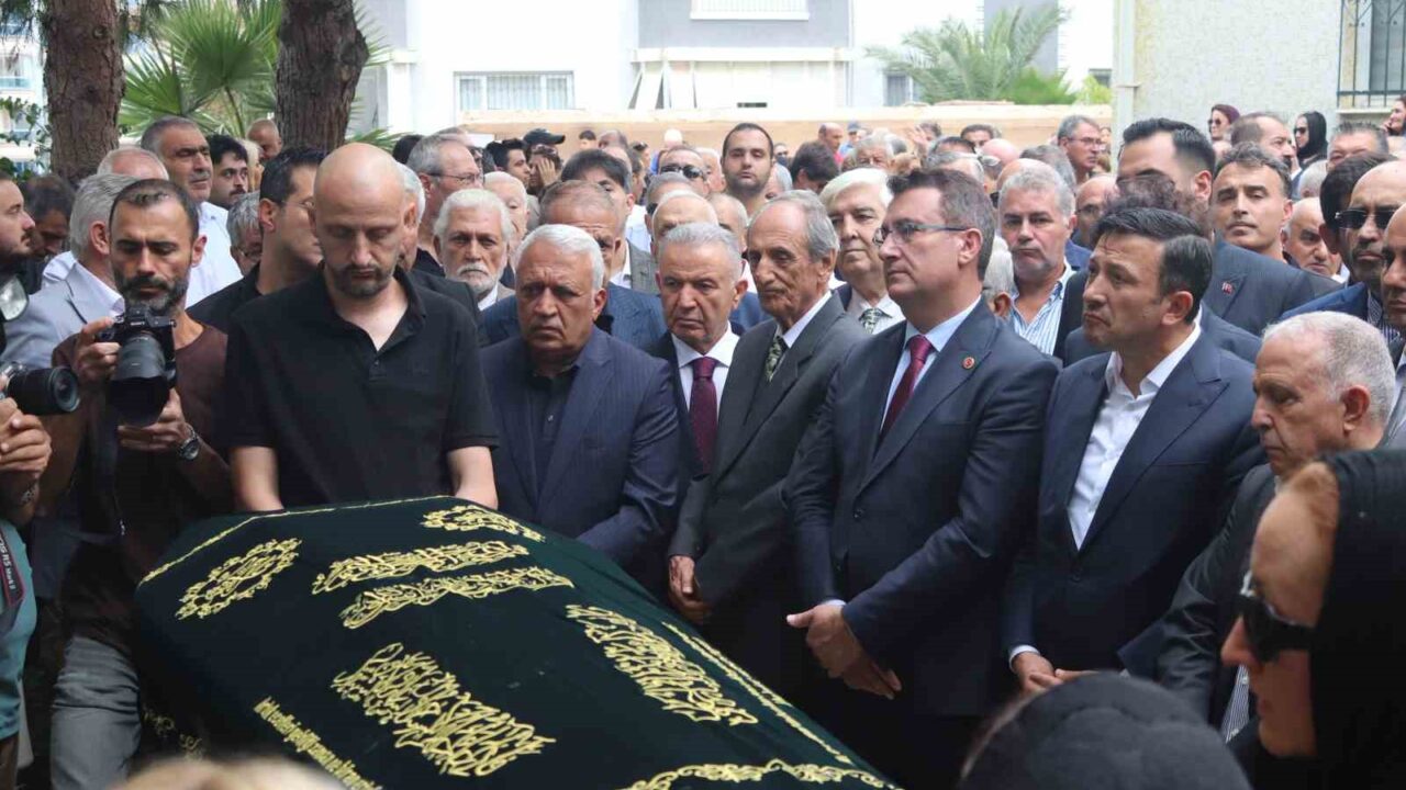 ESKİ İZMİR BÜYÜKŞEHİR BELEDİYE BAŞKANI BURHAN ÖZFATURA SON YOLCULUĞUNA UĞURLANDI