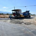 MANİSA BÜYÜKŞEHİR BELEDİYESİ, AHMETLİ İLÇESİNDE YOL YAPIM VE ASFALTLAMA ÇALIŞMALARINI SÜRDÜRÜYOR. BARBAROS MAHALLESİ SELANİK CADDESİ’NDE 1 KİLOMETRELİK YOLUN SICAK ASFALT SERİMİ TAMAMLANIRKEN, ATAKÖY MAHALLESİ’Nİ DEVLET HASTANESİ’NE BAĞLAYAN ÇEVRE YOLUNDA DA ASFALTLAMA ÇALIŞMALARINA BAŞLANDI.