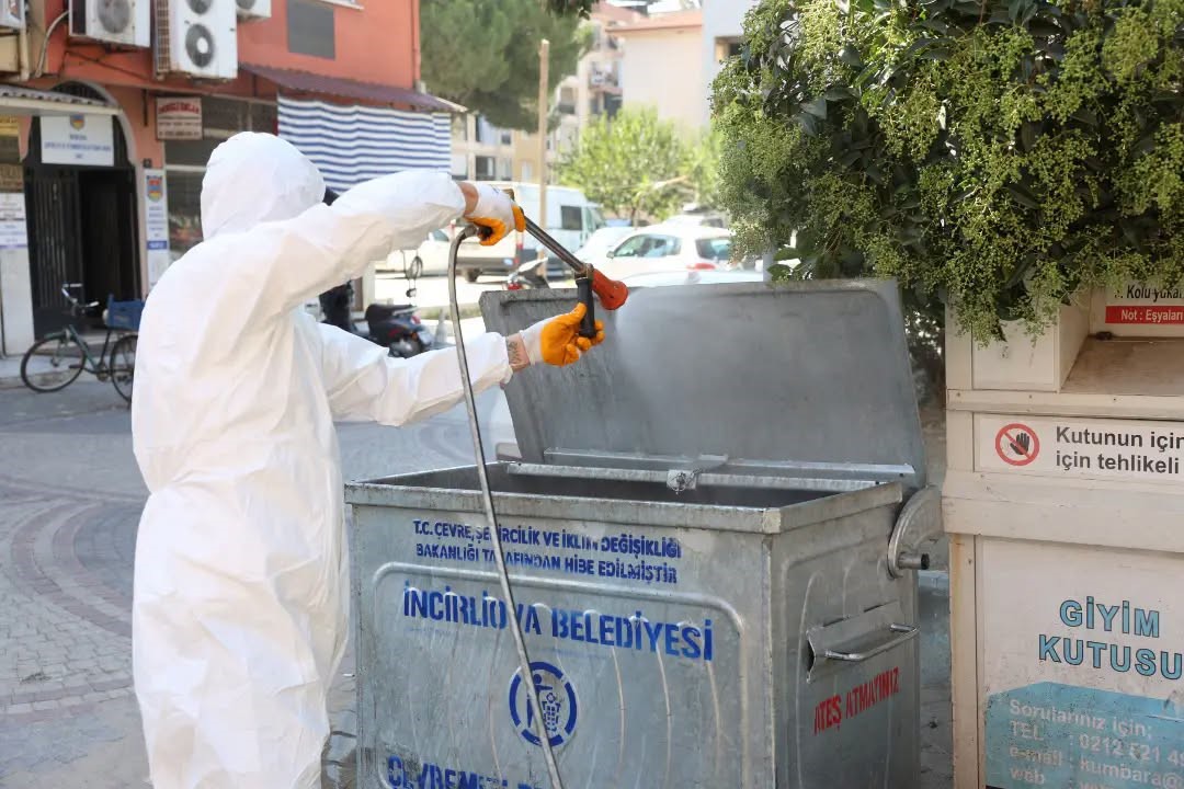 İncirliova’da karasinekle mücadele için çöp konteynerleri ilaçlandı