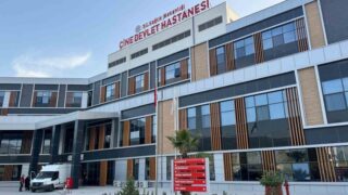 AYDIN’IN ÇİNE İLÇESİNDE HİZMET VEREN ÇİNE DEVLET HASTANESİ’NDE 10 PRATİSYEN HEKİM GÖREVE BAŞLADI. YENİ HEKİMLERLE BİRLİKTE HASTANENİN SAĞLIK HİZMETİ SUNUMUNDAKİ HEKİM KADROSU GÜÇLENDİ.