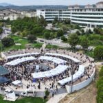 MANİSA CELAL BAYAR ÜNİVERSİTESİ’NDE 2026-2027 AKADEMİK YILININ BAŞLAMASI DOLAYISIYLA DÜZENLENEN "MCBÜ’YE MERHABA’26" ETKİNLİĞİNDE YENİ VE MEVCUT ÖĞRENCİLER BİR ARAYA GELDİ. ŞEHİT PROF. DR. İLHAN VARANK YERLEŞKESİ REKREASYON ALANI’NDAKİ ETKİNLİKTE ÖĞRENCİLER, KAMPÜSÜ KEŞFEDERKEN ÇEŞİTLİ SOSYAL, KÜLTÜREL VE SPORTİF FAALİYETLERE KATILDI.