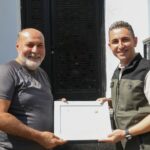MANİSA’NIN TURGUTLU İLÇESİNDE 19 AĞUSTOS’TA ÇIKAN ORMAN YANGININDA SÖNDÜRME ÇALIŞMALARINA ÖZVERİLİ DESTEK VEREN 8 VATANDAŞA TEŞEKKÜR PLAKETİ TAKDİM EDİLDİ. MANİSA ORMAN İŞLETME MÜDÜRÜ UFUK AYDEMİR, YANGINLA MÜCADELEDE GÖSTERDİKLERİ DUYARLILIK VE FEDAKARLIKLARINDAN DOLAYI VATANDAŞLARA TEŞEKKÜR ETTİ.