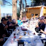 AYDIN’IN KUYUCAK İLÇESİNDE 19 EYLÜL GAZİLER GÜNÜ DOLAYISIYLA DÜZENLENEN PROGRAMDA GAZİLER VE AİLELERİ BİR ARAYA GELDİ. ÇELENK KOYMA TÖRENİNİN ARDINDAN DÜZENLENEN KAHVALTIDA GAZİLERLE SOHBET EDEN KUYUCAK BELEDİYE BAŞKANI UĞUR DOĞANCA, GÜNÜN ANLAM VE ÖNEMİNE İLİŞKİN MESAJLAR VERİRKEN GAZİLERE HEDİYE PLAKETLERİ TAKDİM ETTİ.