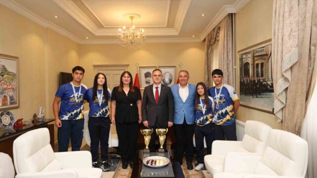 VALİ AKBIYIK TÜRKİYE ŞAMPİYONU OLAN YILDIZ RAFTİNG SPORCULARINI AĞIRLADI