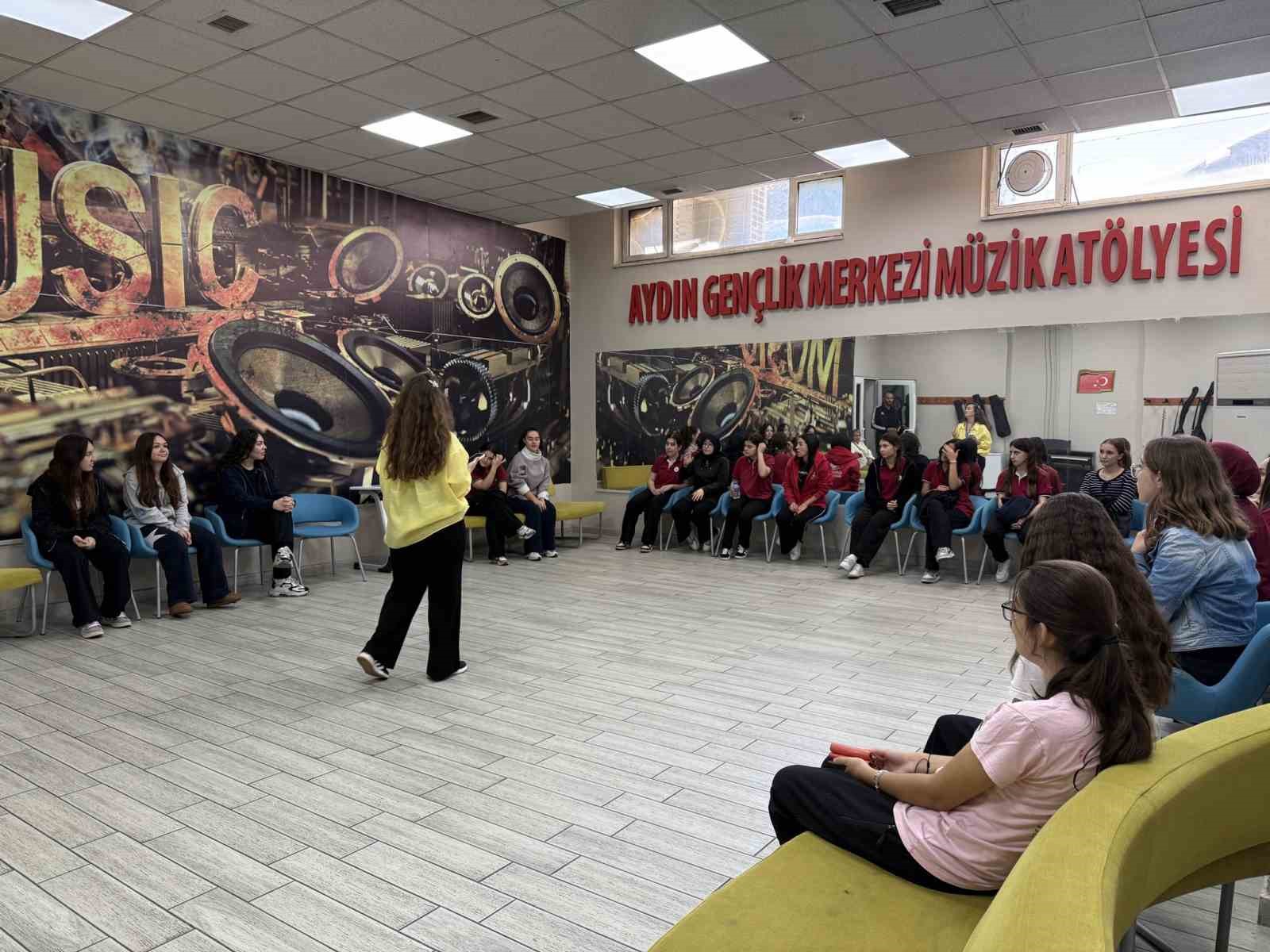 Liseli gençler, Aydın Gençlik Merkezi’ni keşfetti
