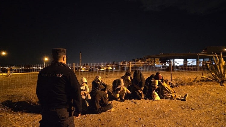 İzmir’de 8’i çocuk 15 düzensiz göçmen yakalandı