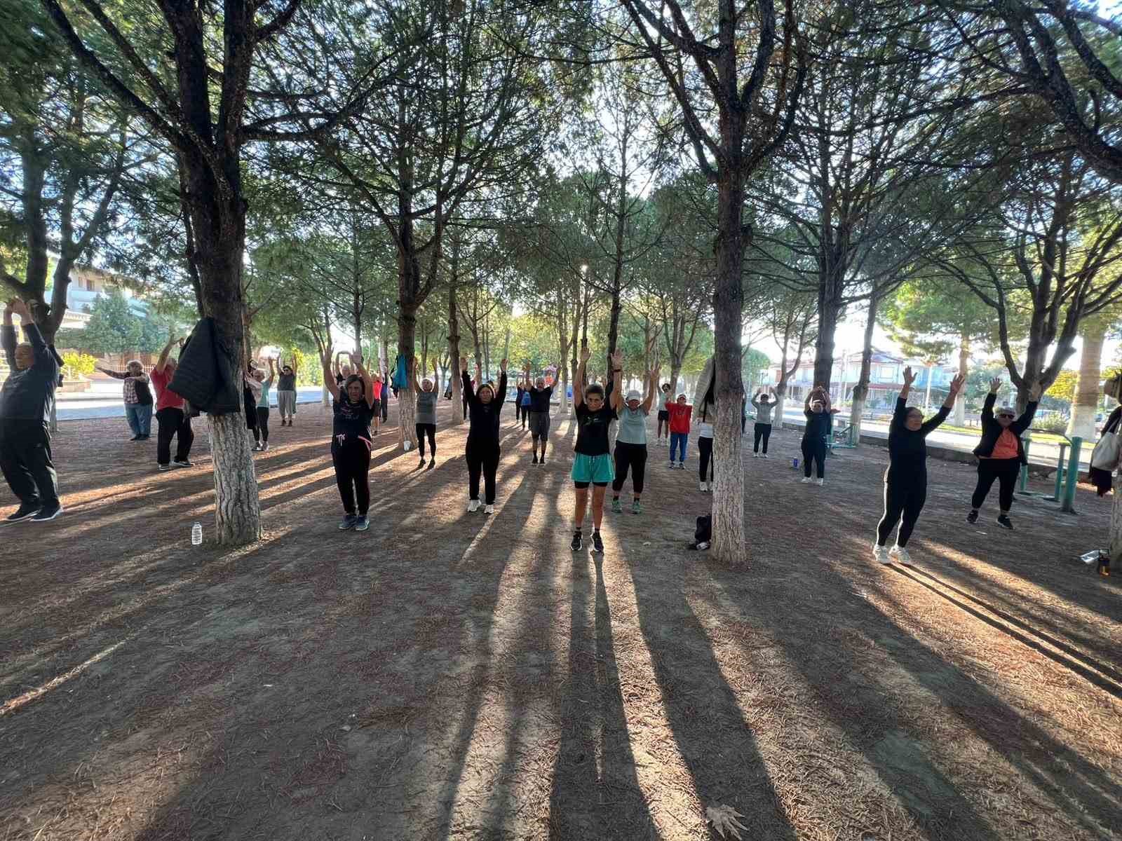 Kuşadası’nda vatandaşlar güne sporla başladı