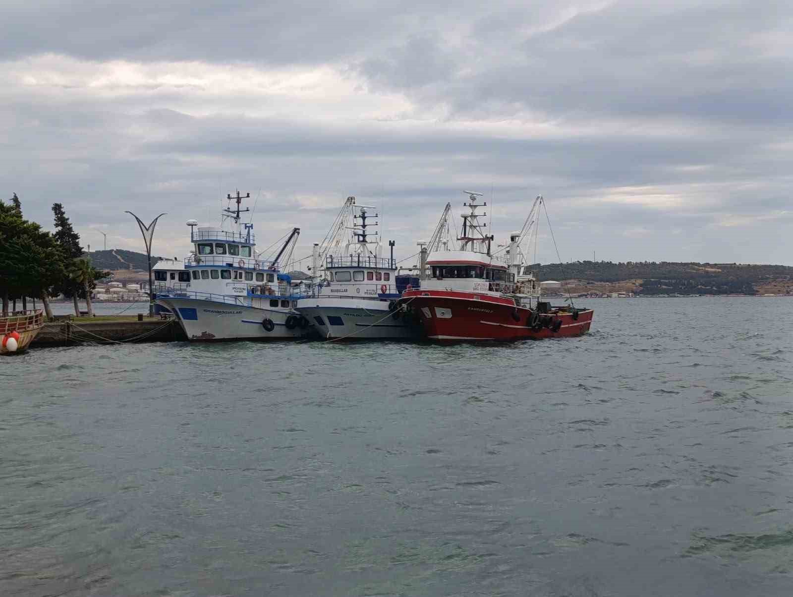Aliağa’da poyraz fırtınası balıkçıları limana bağladı