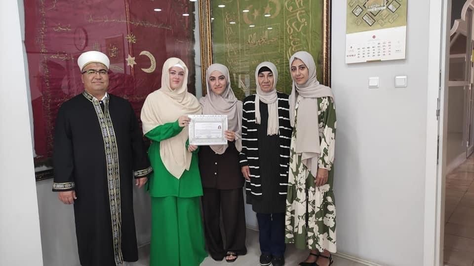 21 yaşındaki genç kız aradığı huzuru İslam’da buldu