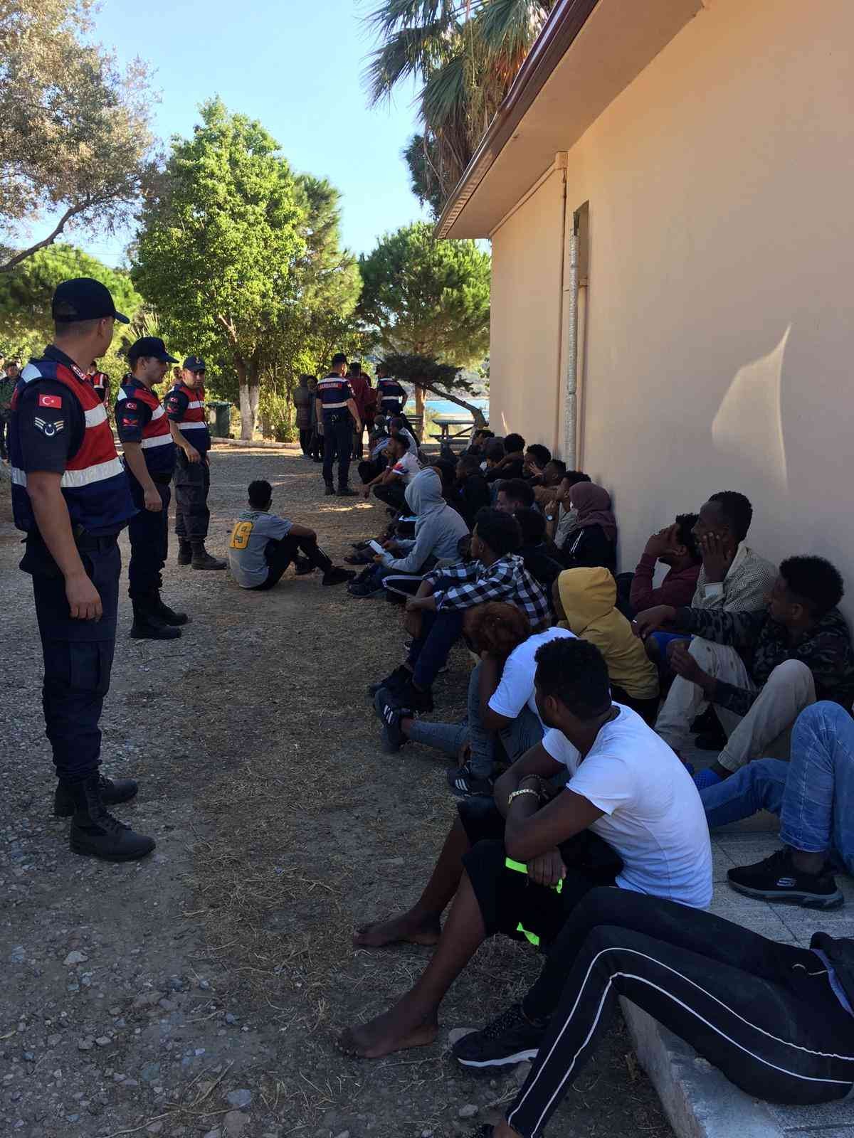 22 düzensiz göçmen kurtarıldı, 2 organizatör yakalandı