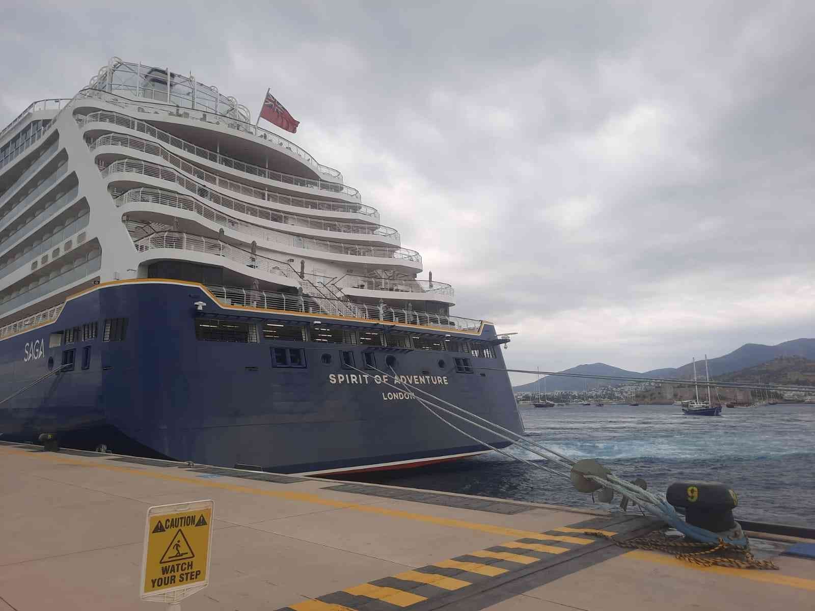 237 metrelik gemi 525 yolcusuyla Bodrum’da