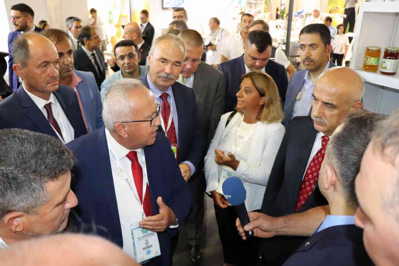 47’nci Apimondia kongresinde Türk arıları ve balları tanıtıldı