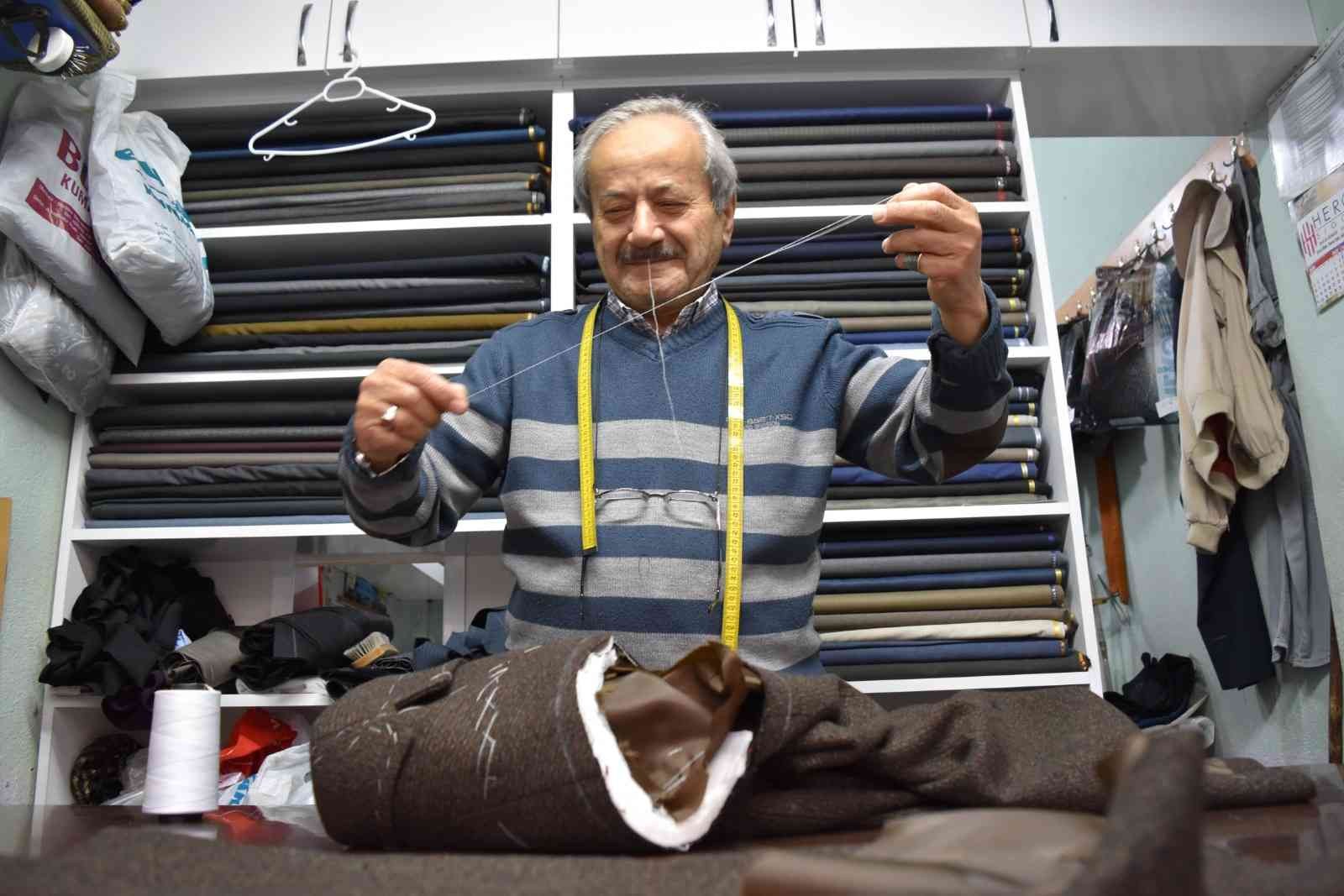 70 yaşındaki terzi Sıtkı Usta’nın meslek aşkı hayran bırakıyor
