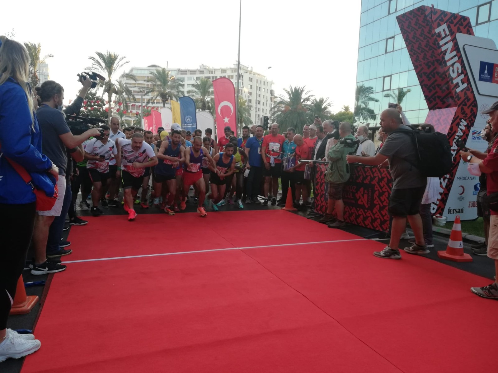 9 Eylül İzmir Yarı Maratonu rekor katılımla başladı