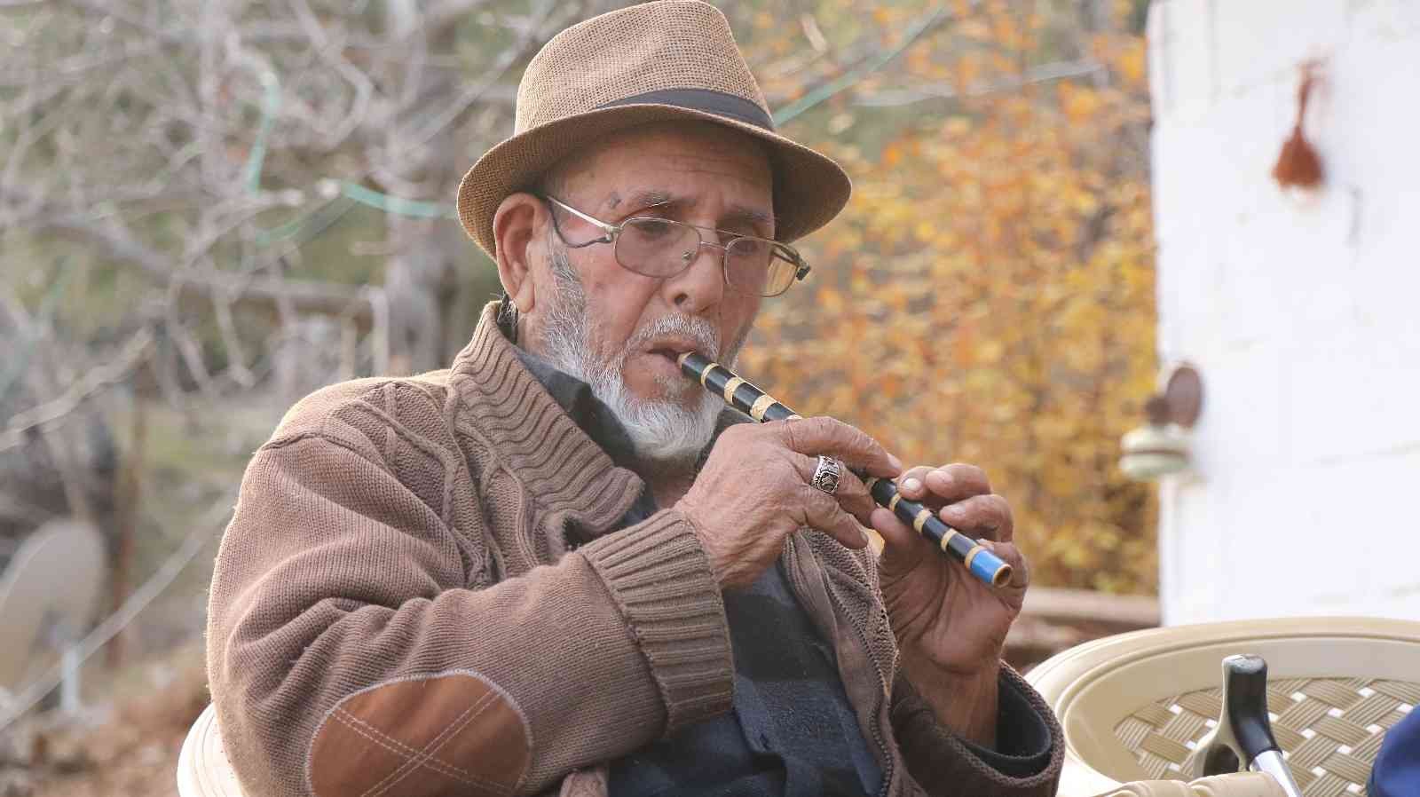 90 yaşındaki usta 82 yıldır kaval, 50 yıldır ise sipsi çalıyor