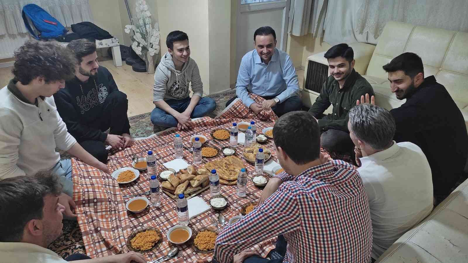 AK Parti’li Baybatur öğrenci evine misafir oldu, iftar yaptı