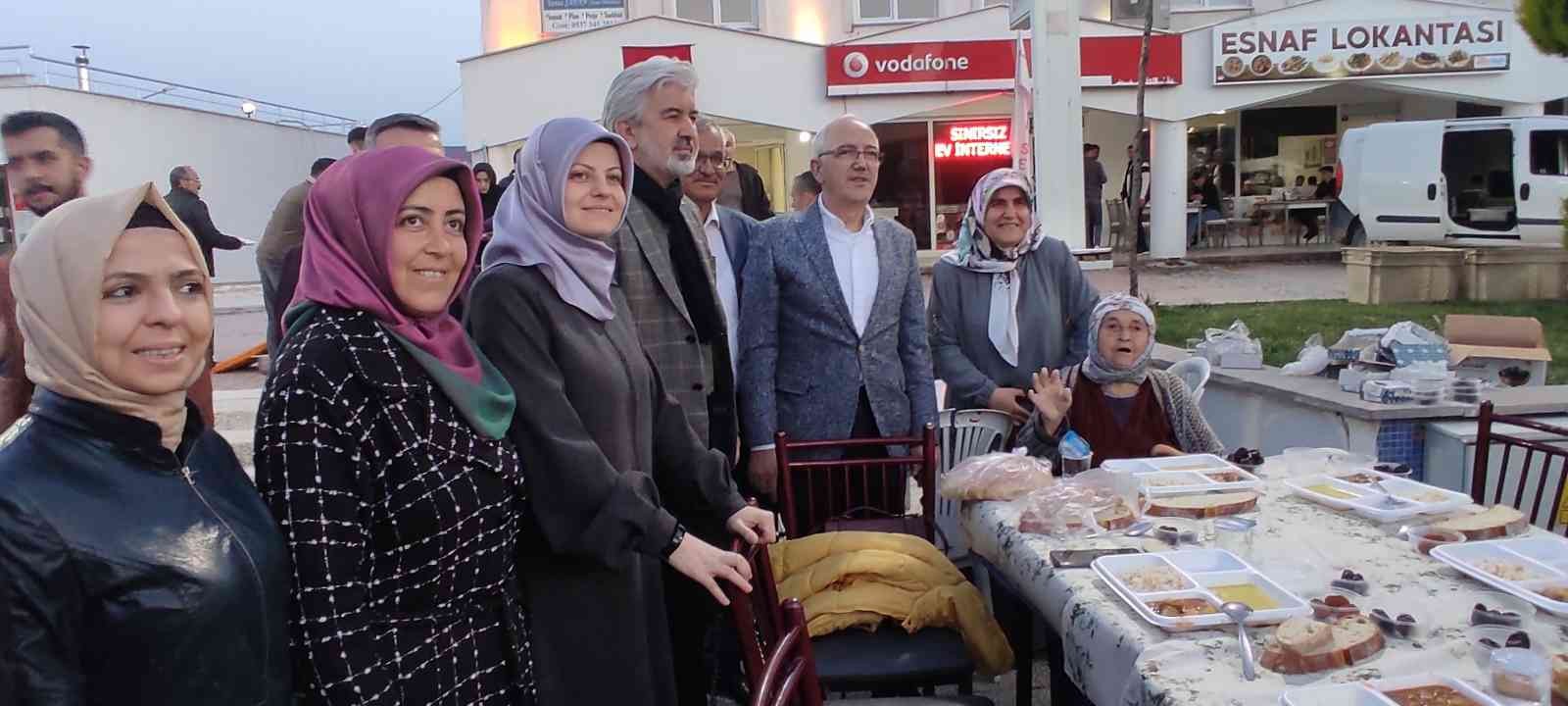 AK Parti’nin iftarına yoğun katılım