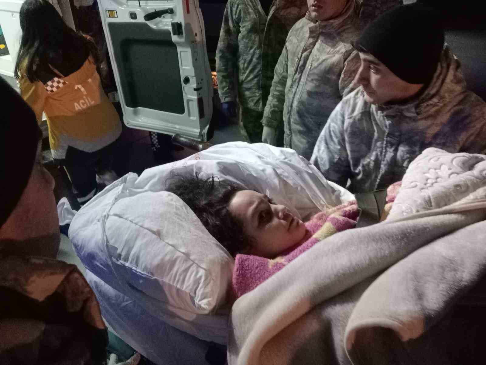 Adana’daki 49 yaralı depremzede ve 25 refakatçi TSK uçağıyla İstanbul’a getirildi