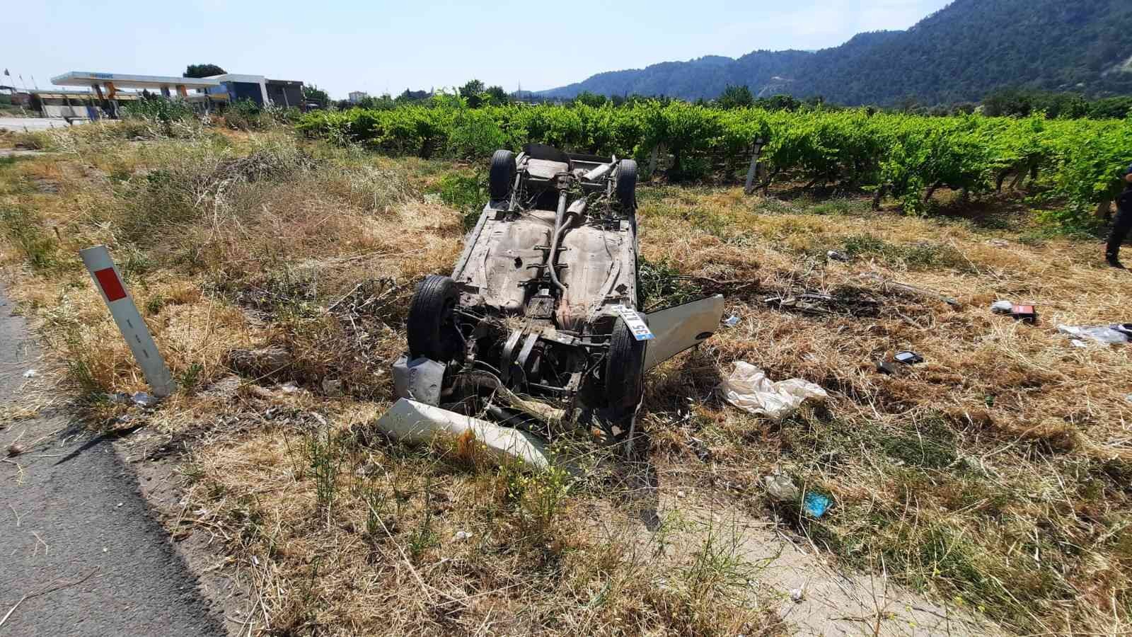 Ahmetli’de otomobil takla attı: 2 yaralı