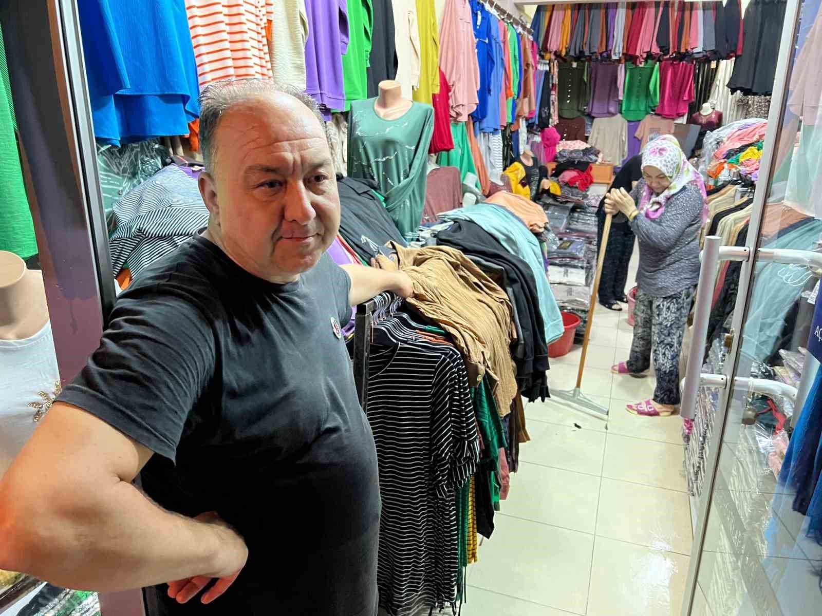 Akhisar’da sel ekipleri teyakkuza geçirdi: Su tahliyeleri devam ediyor