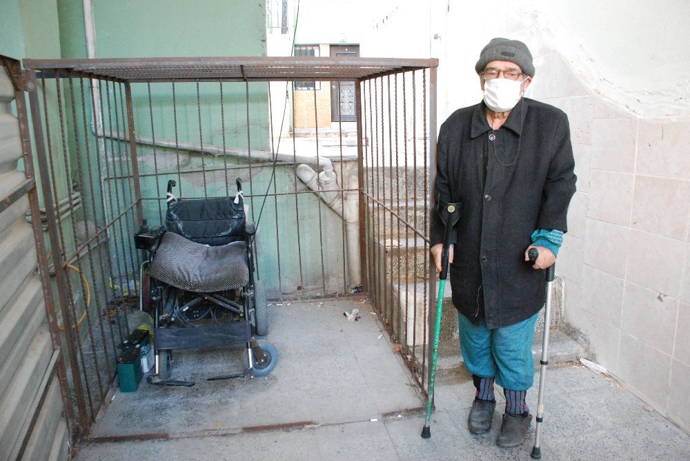 Akülü arabanın şarj aletini bile çaldılar