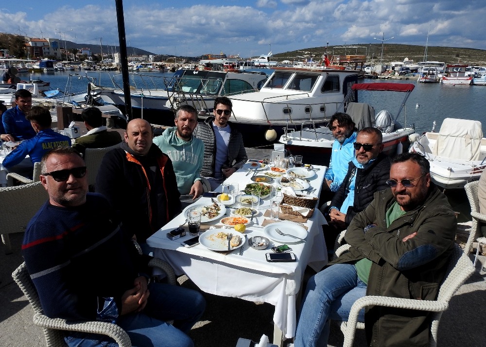 Alaçatılı işletmeciden Alaçatıspor’a moral yemeği