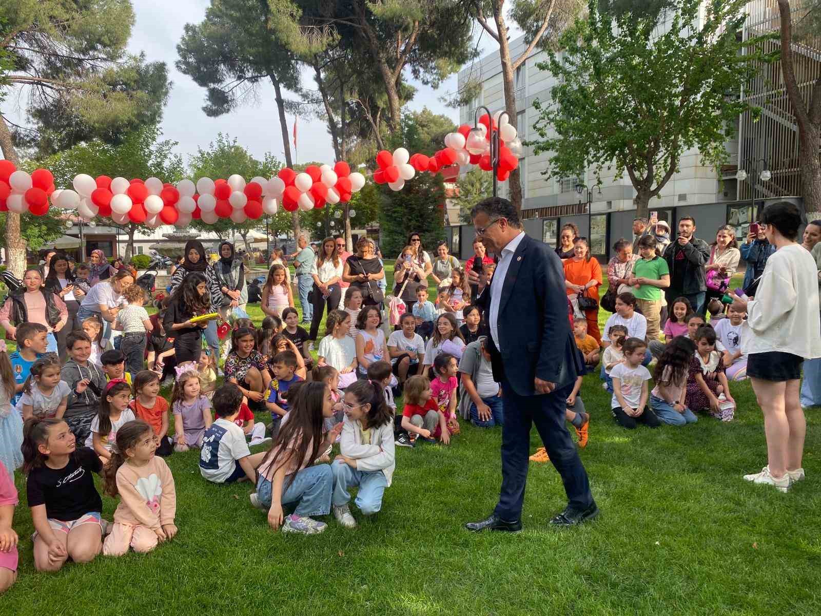 Alaşehir Belediyesi çocukları unutmadı