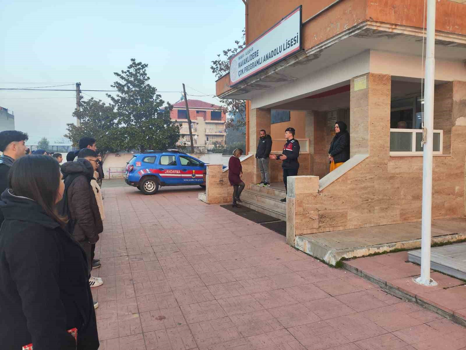 Alaşehir jandarmasından okul çevreleri ve servislerinde denetim
