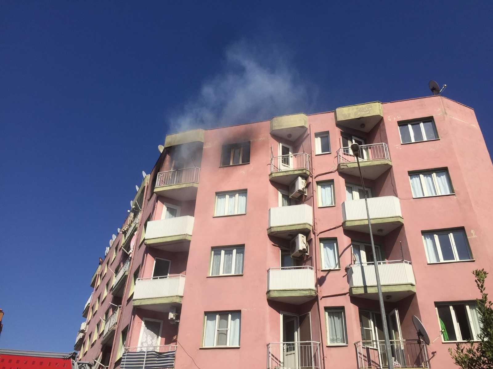 Alaşehir’de 5 katlı binada çıkan yangın korkuttu