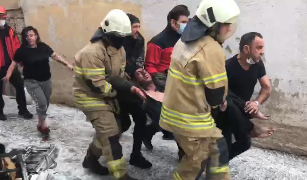 Alevlerin içinde kalan hurdacıyı itfaiye kurtardı