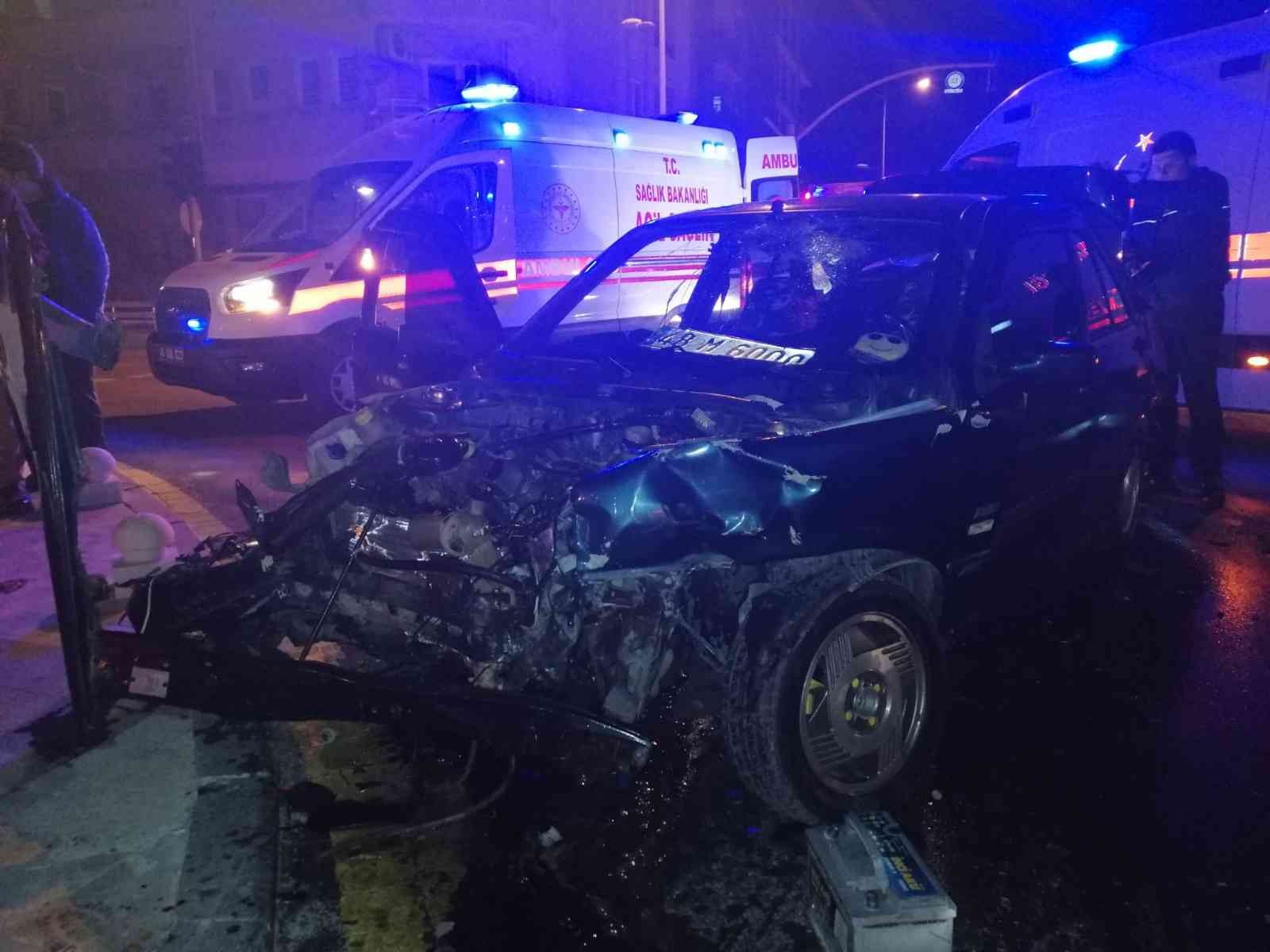 Alkollü sürücü belediye otobüsüne çarptı: 2 yaralı