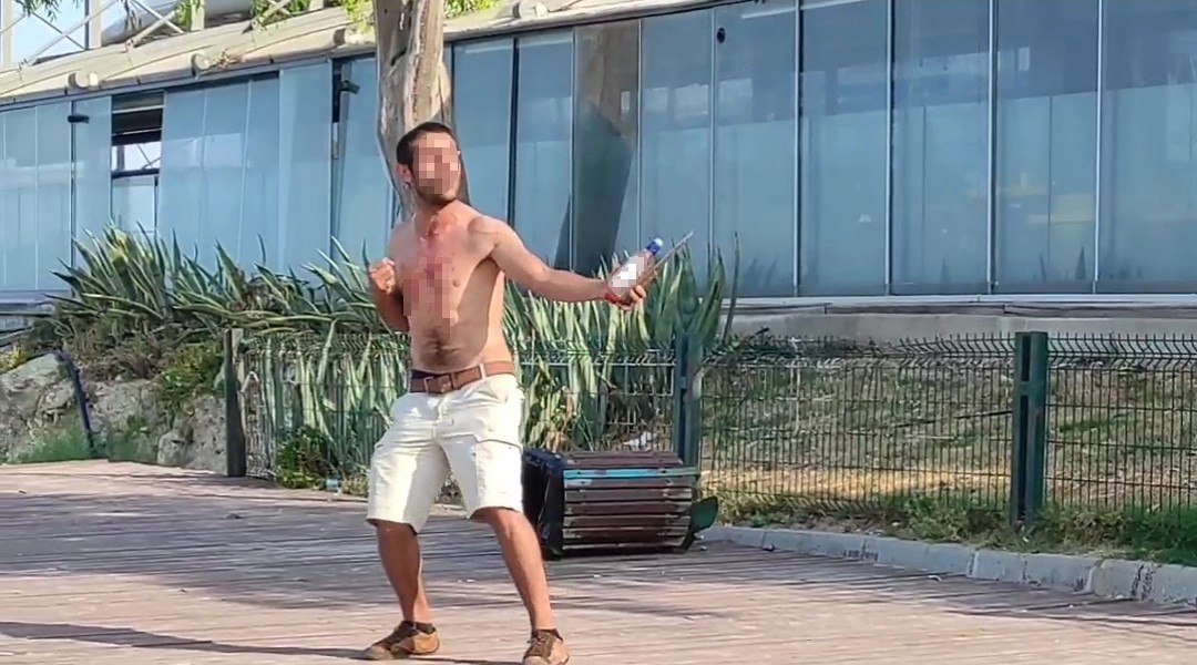 Alkollü vatandaş Türk bayrağıyla birlikte kendini yakmaya çalıştı