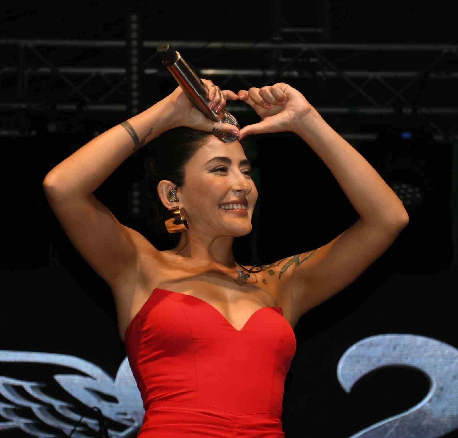 Altın Güvercin’de Melek Mosso rüzgarı esti