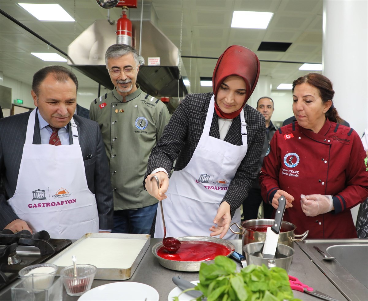 Aşçı önlüğünü giyinip ocağın başına geçti