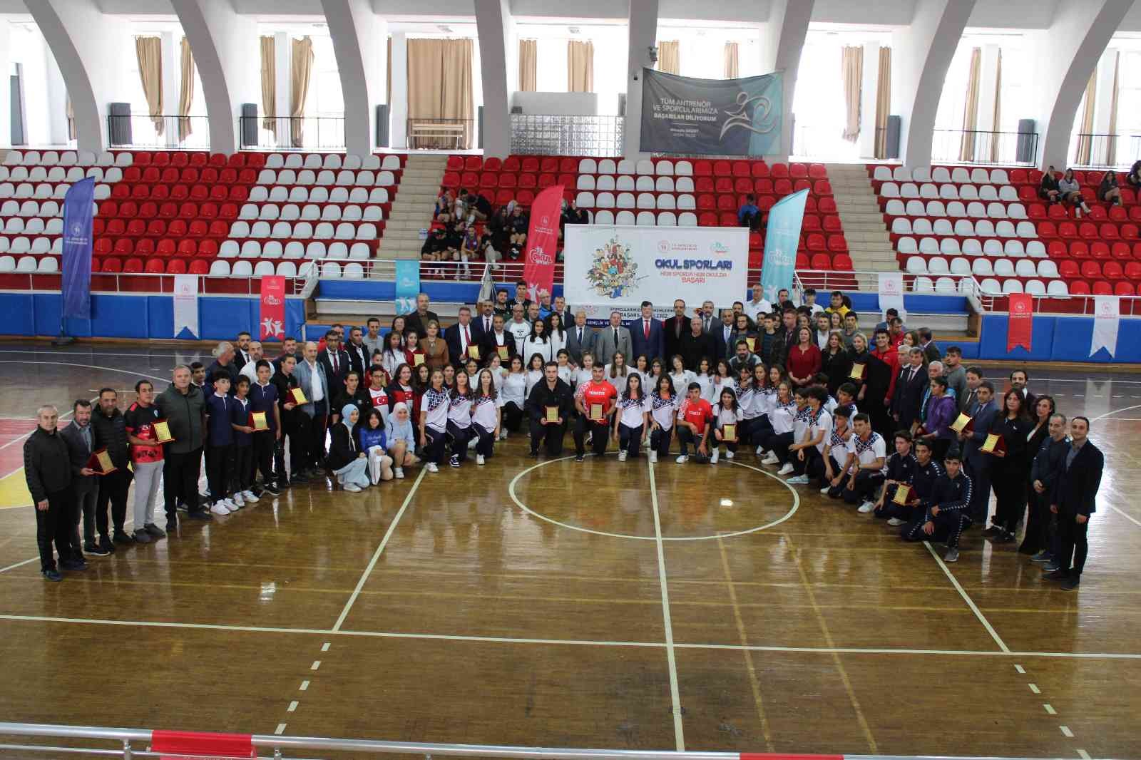 Aydın’ı başarıyla temsil eden şampiyon okullar ödüllendirildi