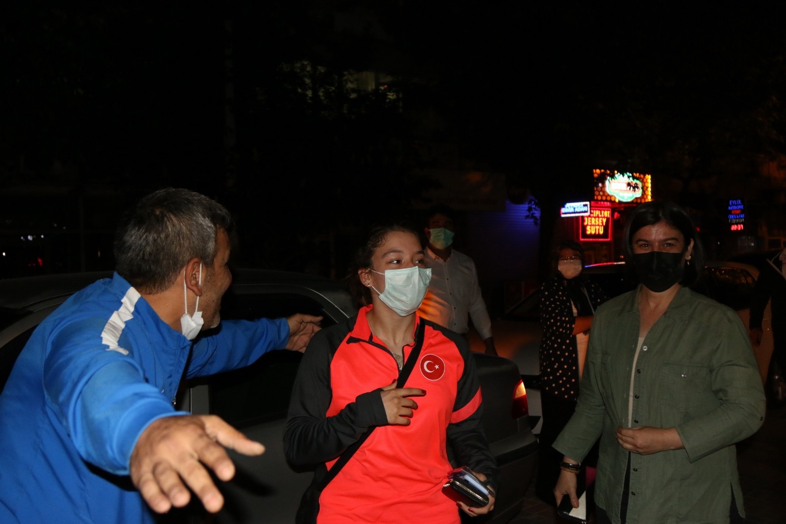 Ayşe Begüm Onbaşı’ya Akhisar’da coşkulu karşılama