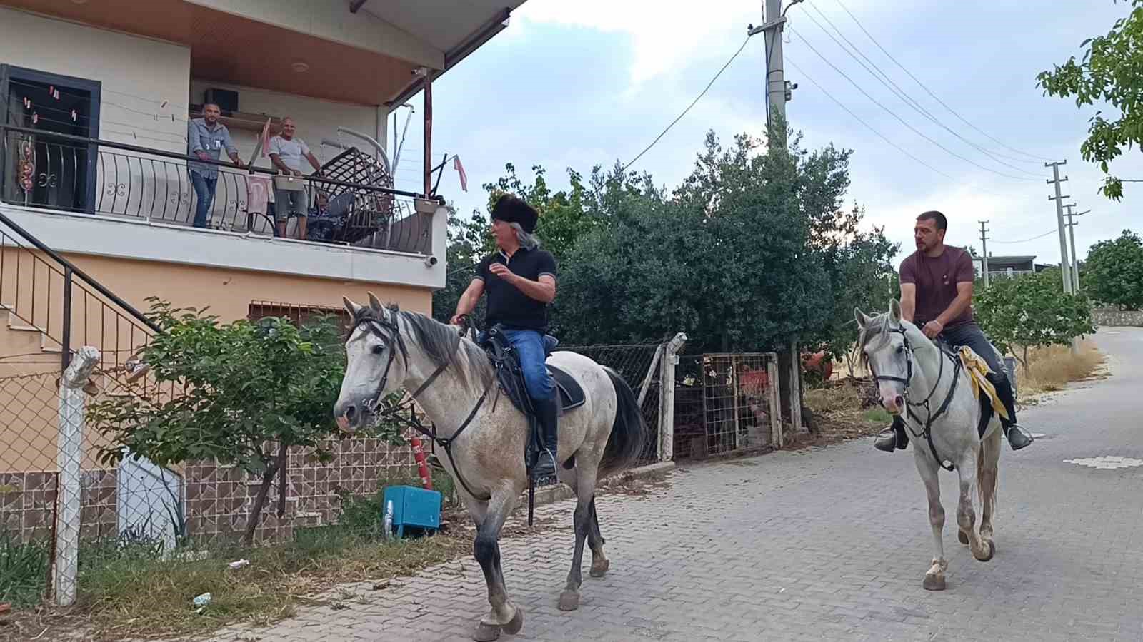 ‘Az daha çoktur’ ile 10 yıllık birikimini sayfalara taşıdı