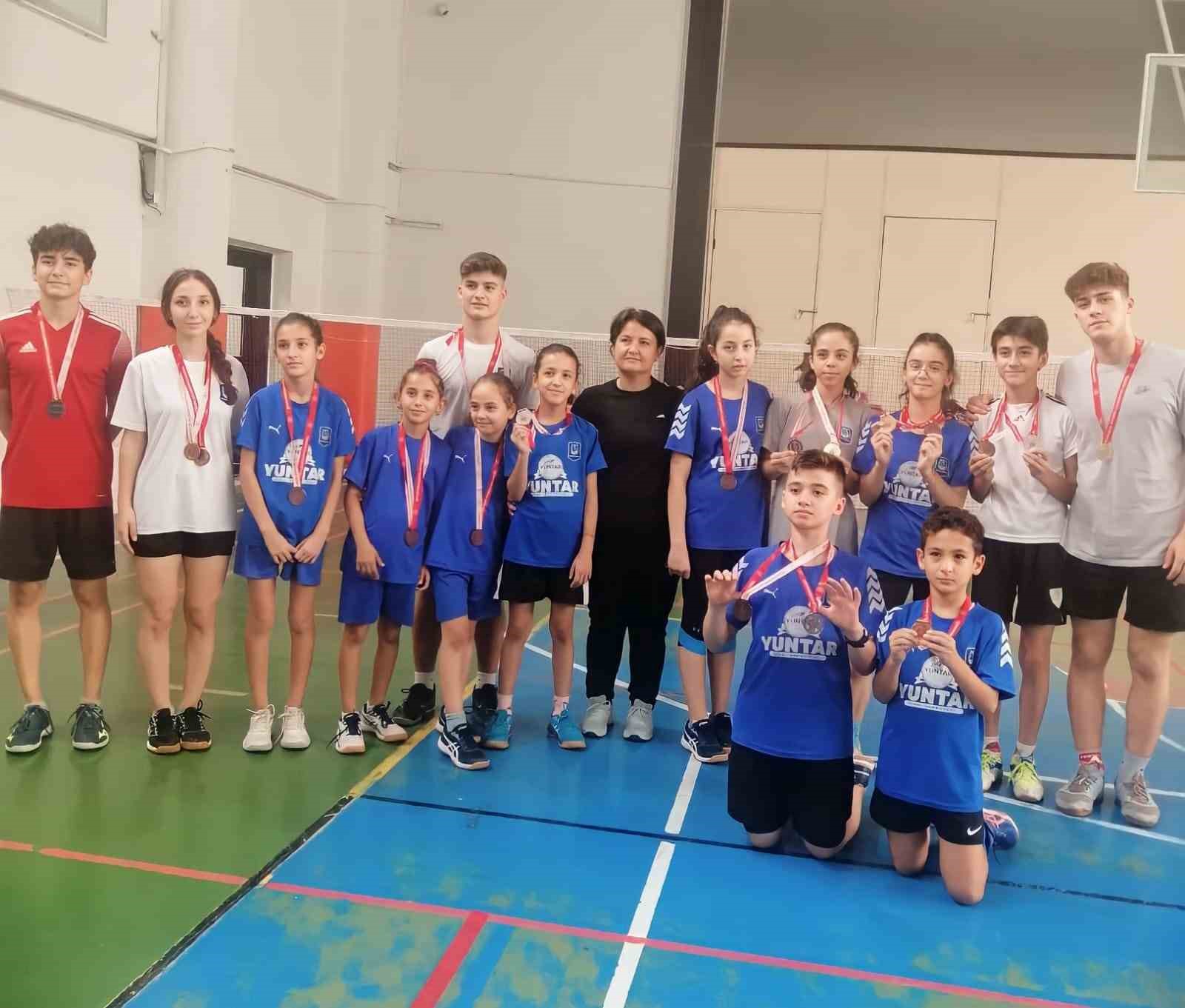Badminton İl Birinciliği’nde Yunusemre madalyaları topladı